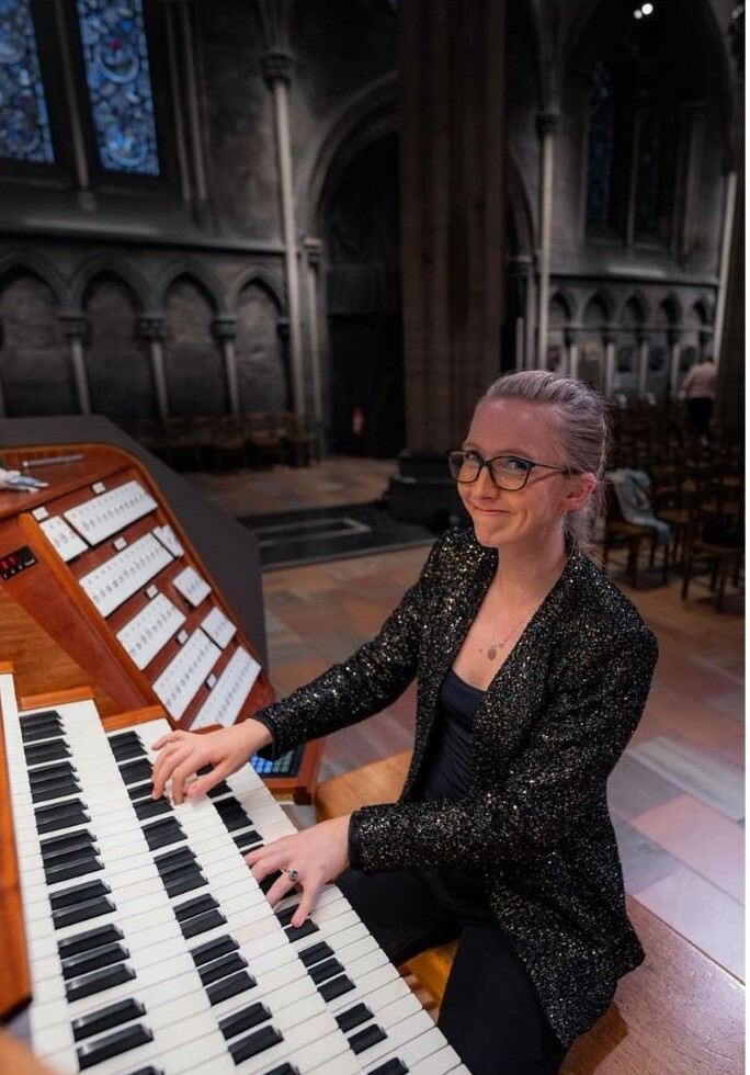 Anna Lapwood ved orgelet Sondre Eriksen Hensema
