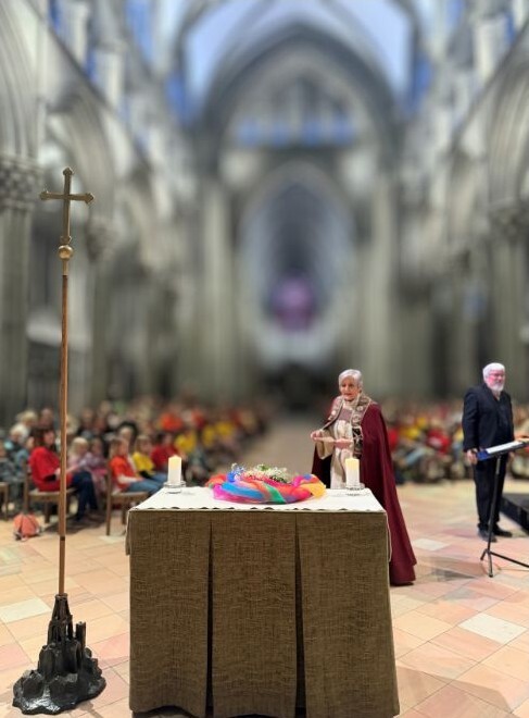 Barnehagegudstjeneste 2026 Herborg Finnset ved alter 2