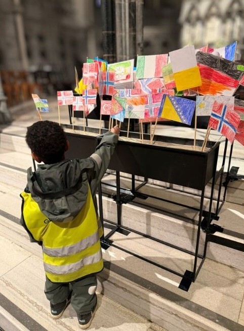 Barnehagegudstjeneste barn flagg2