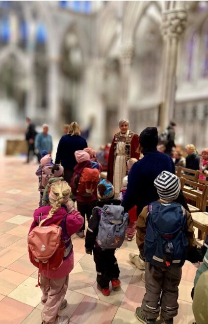 Barnehagegudstjeneste barn og biskop2