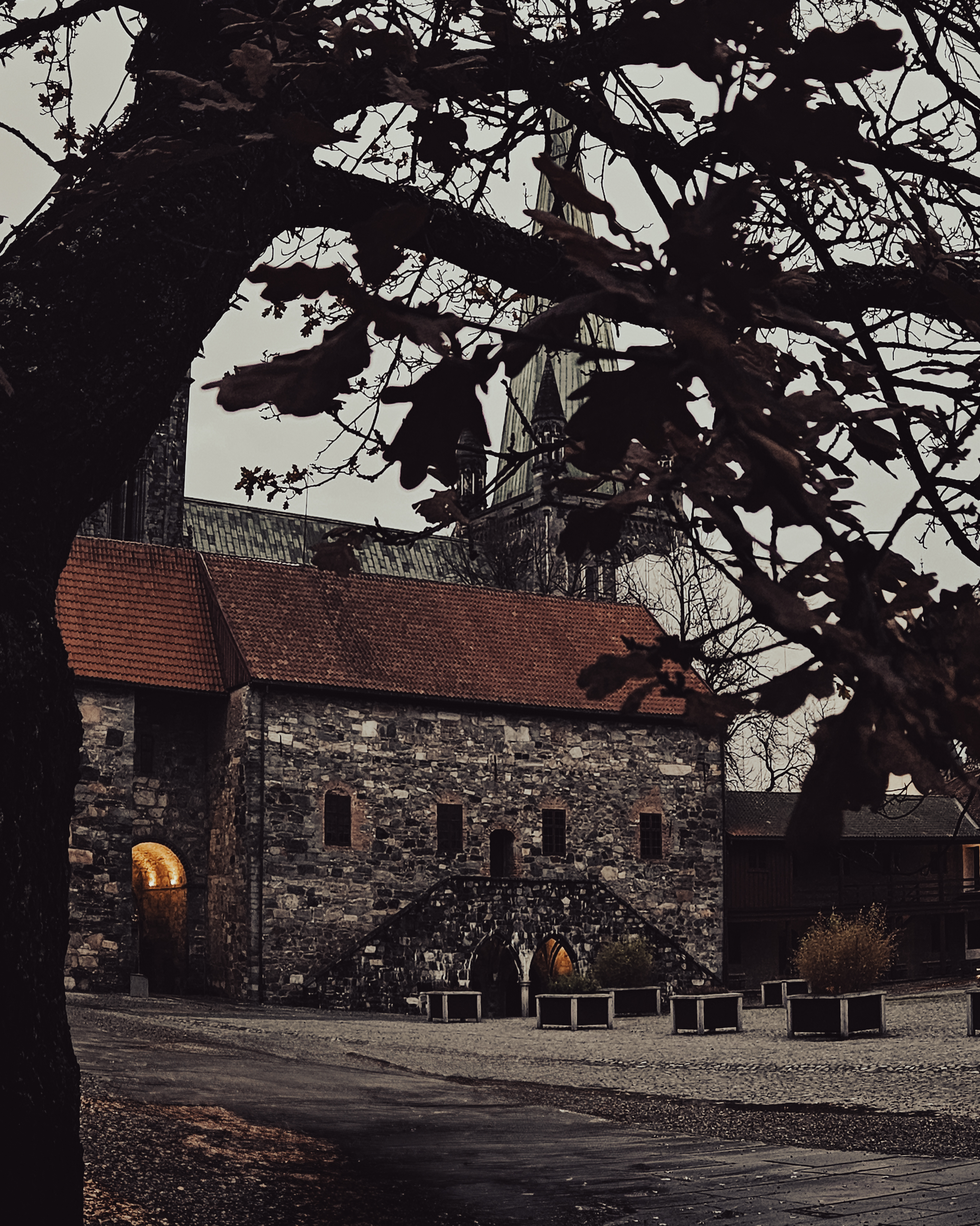 Mørkt bilde av erkebispegården