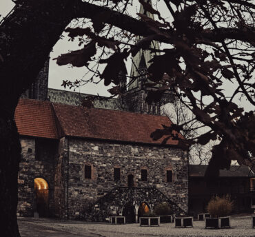 Mørkt bilde av erkebispegården