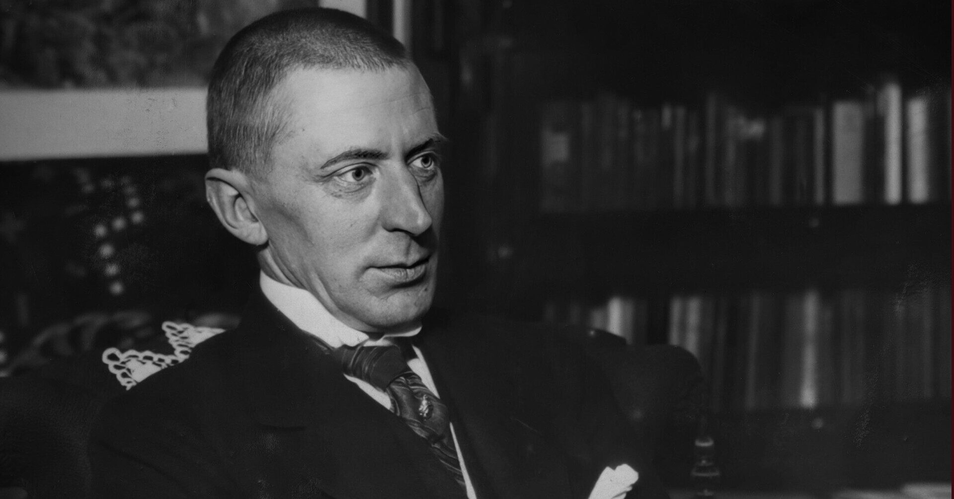 Gammelt sort-hvitt bilde av en mann med dress og slips.