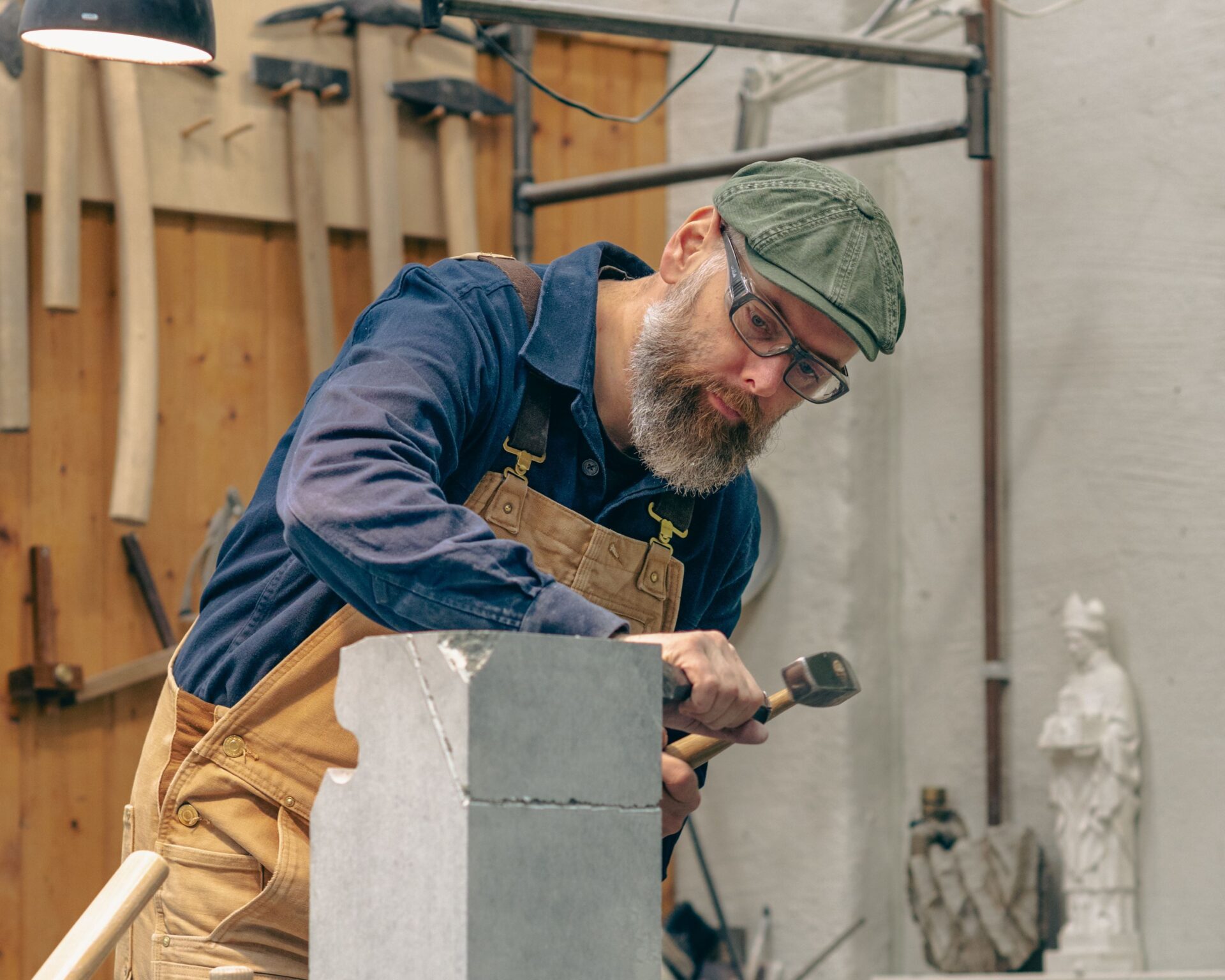 En steinhugger hugger på en stein.