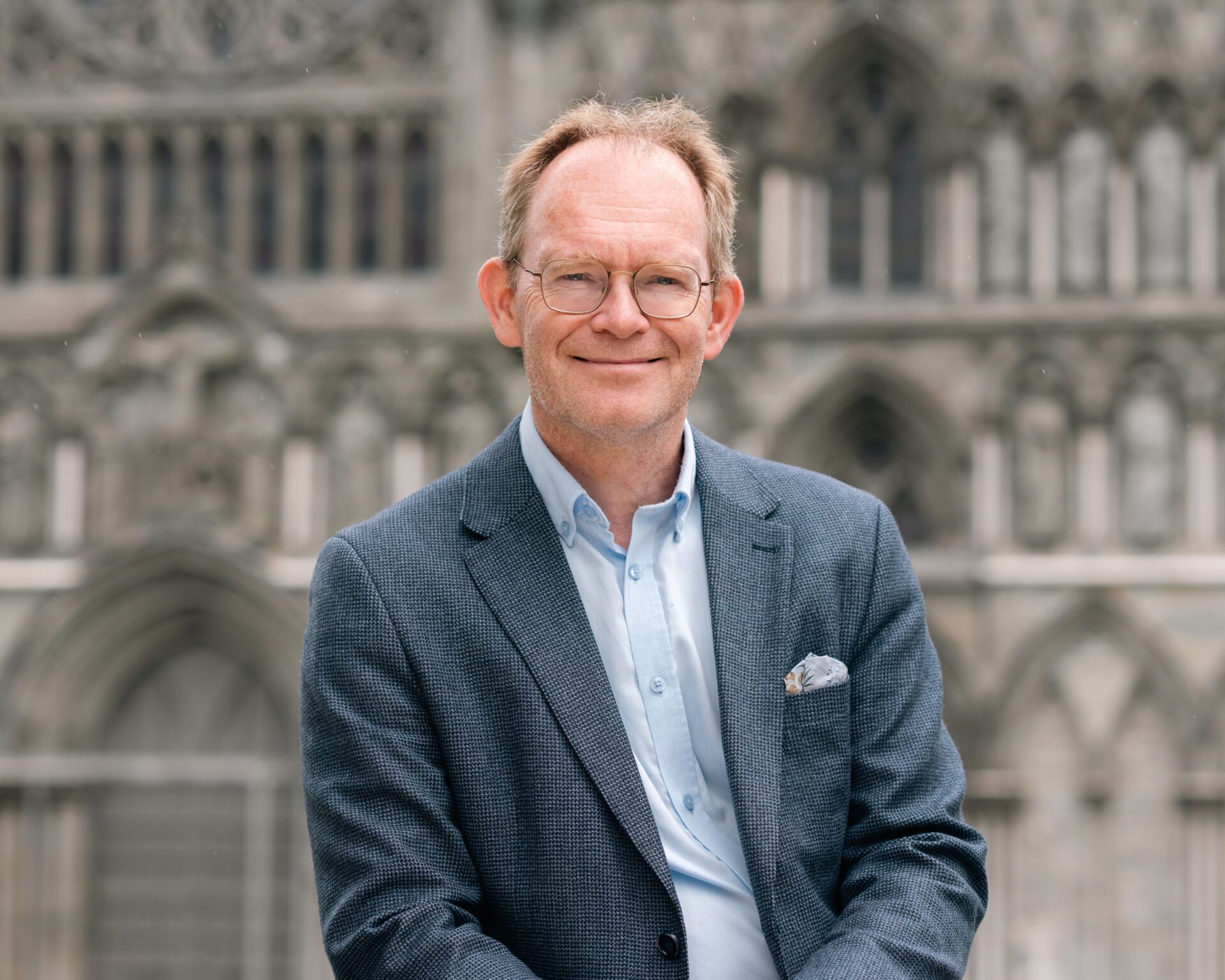 Direktør Oddmund Hoel sitter foran Nidarosdomen