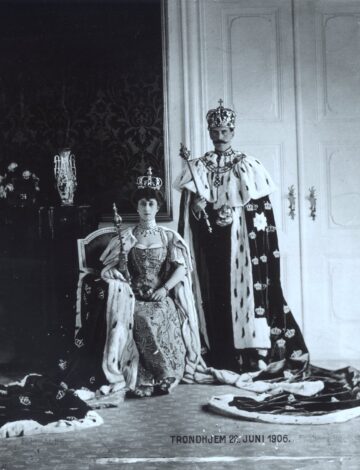 Kong Håkon og Dronning Maud med kroner og kroningsutstyr i Stiftsgården i Trondheim i 1906.