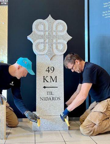 Atle og Jan monterer milestein Vaernes crop Atle og Jan monterer milestein Vaernes crop