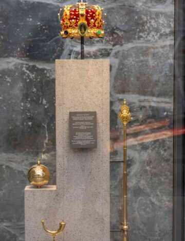 Et monter med utstilling av monarkens regalier
