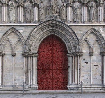 En skisse av en kirkedør.