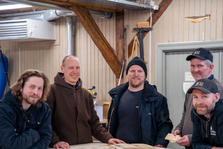 Kunstneren Fredrik Tyden sammen med håndverkerne i Nidaros Domkirkes Restaureringsarbeider
