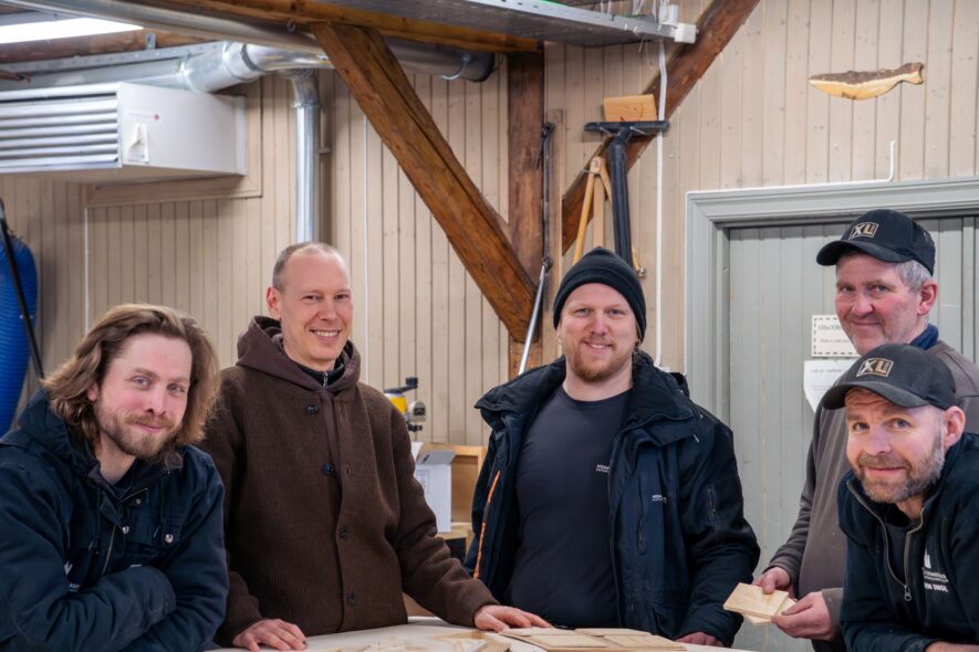Kunstneren Fredrik Tyden sammen med håndverkerne i Nidaros Domkirkes Restaureringsarbeider