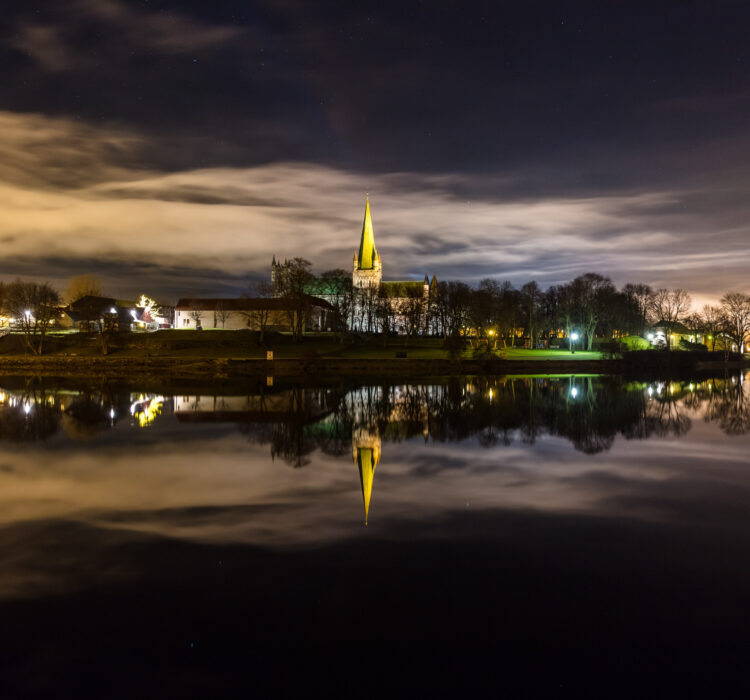 Speiler seg i Nidelva sven erik knoff Speiler seg i Nidelva sven erik knoff