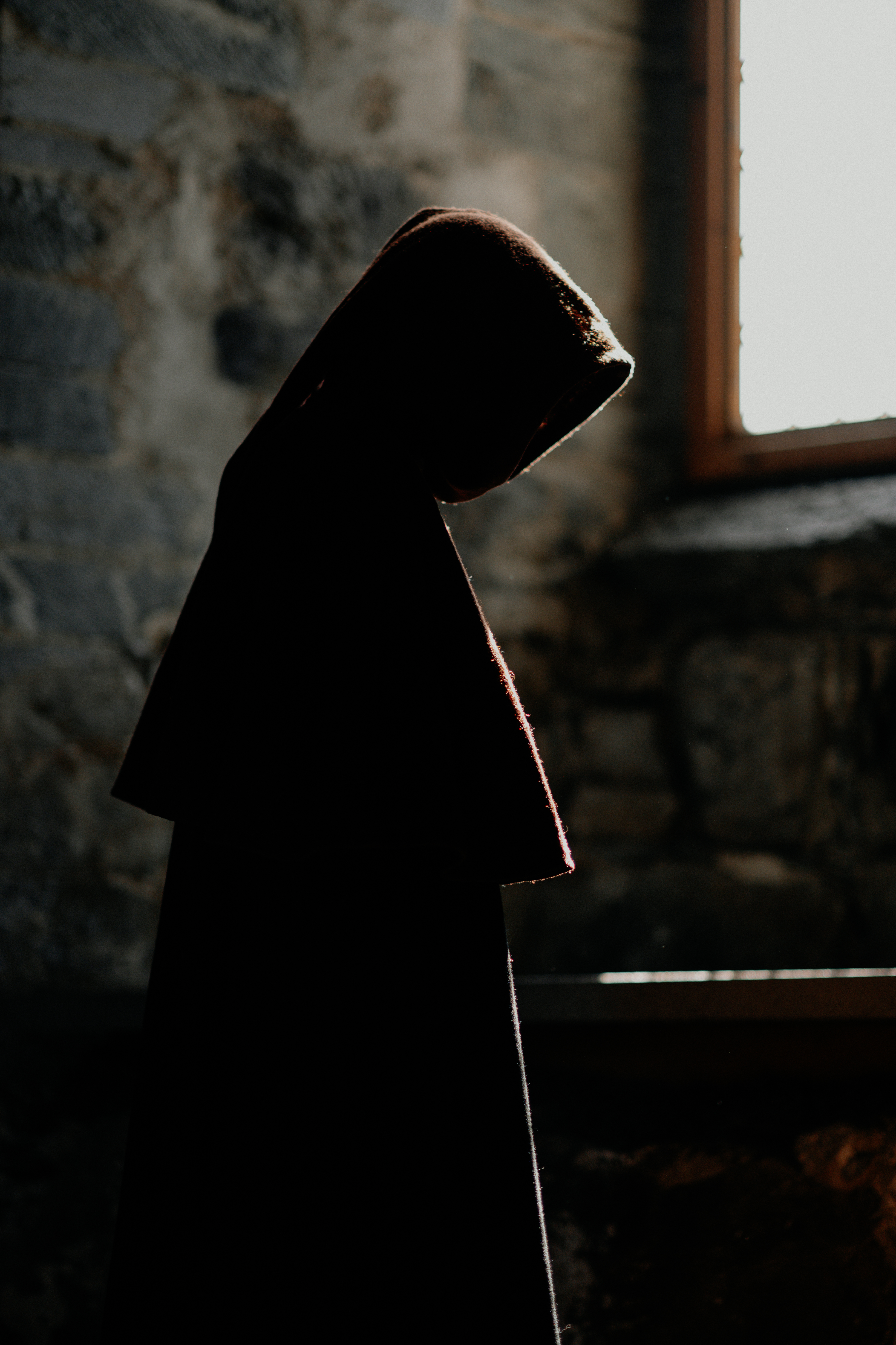 Person kledd i munkekappe