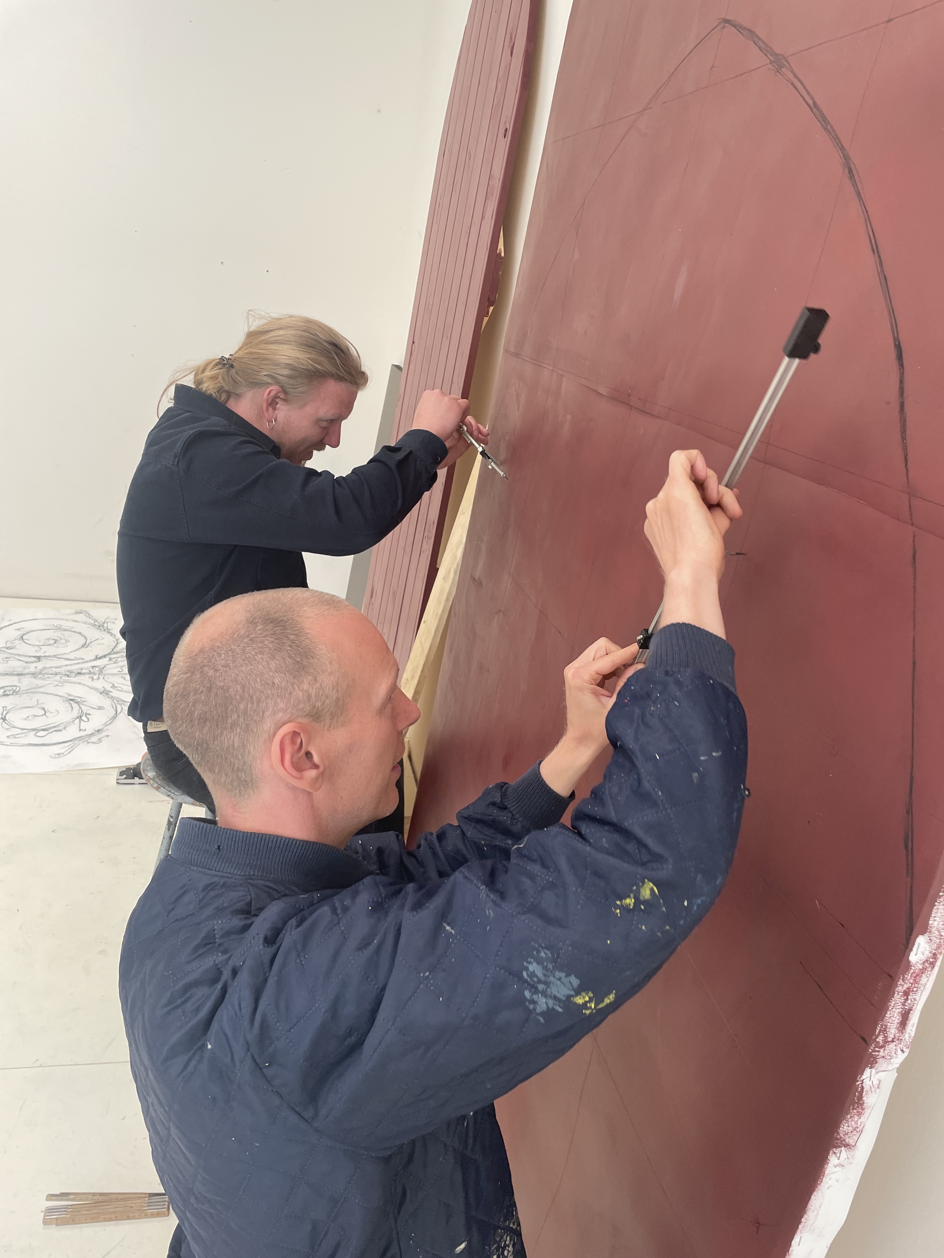 Magnus og Fredrik med en skisse av de nye dorene