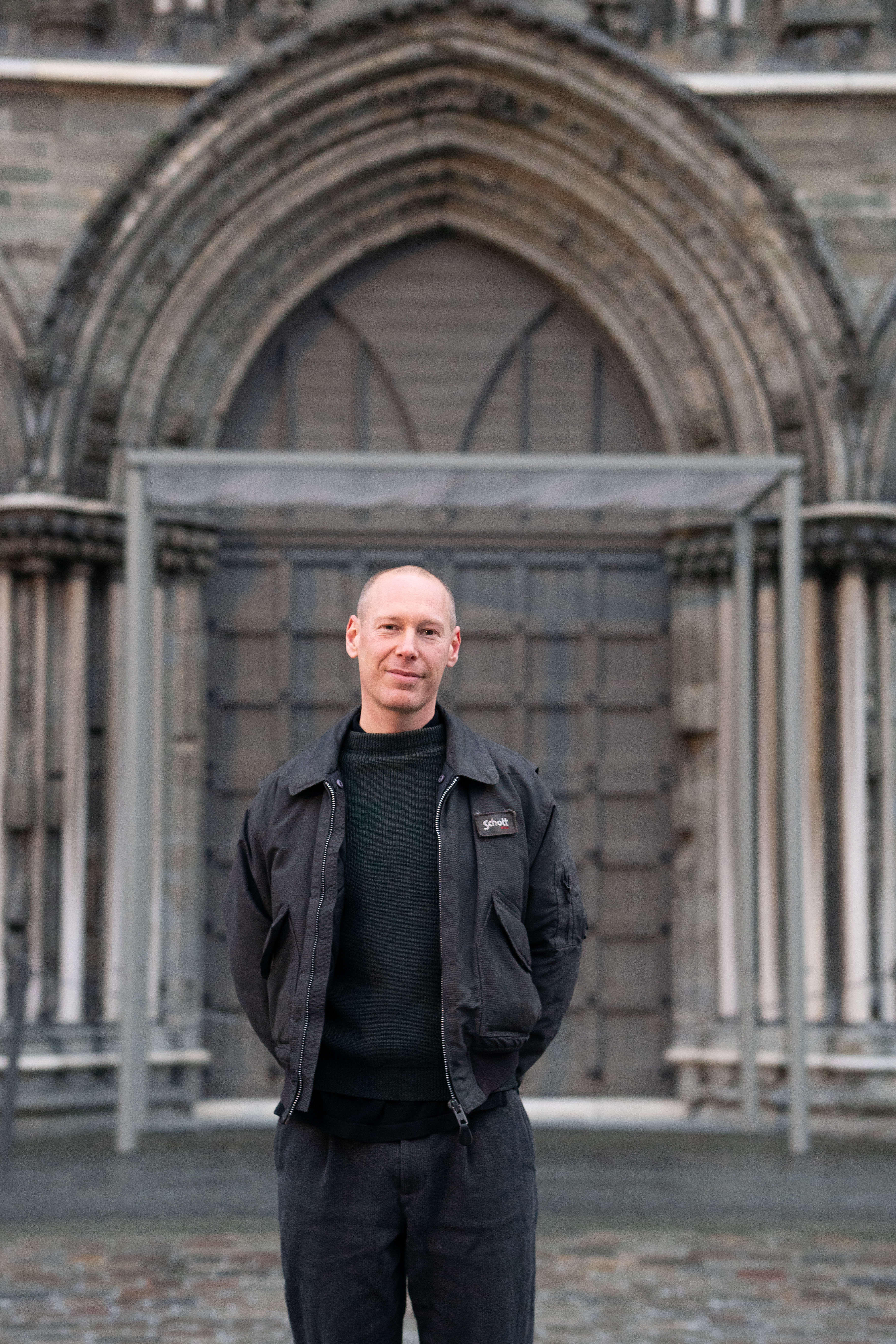 Portrett av Fredrik Tydén foran Nidarosdomens gamle dører. Foto Portrett av Fredrik Tydén foran Nidarosdomens gamle dører. Foto