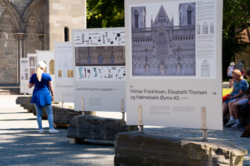 Utstilling av forslag til nye dører utenfor Nidarosdomen. Foto Utstilling av forslag til nye dører utenfor Nidarosdomen. Foto