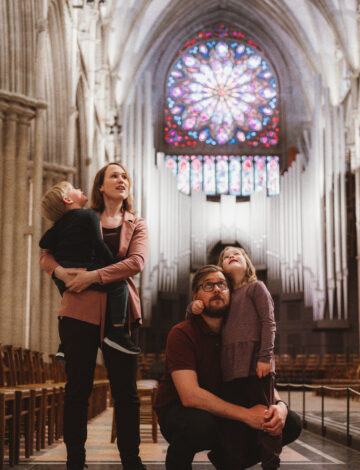 Par med to barn inne i Nidarosdomen Par med to barn inne i Nidarosdomen