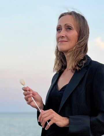 Karen Haugom Olsen ved havet forminsket