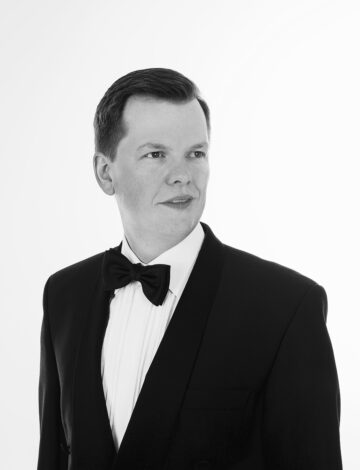 Ola M Ryan sort hvit 002 Ola M Ryan sort hvit 002