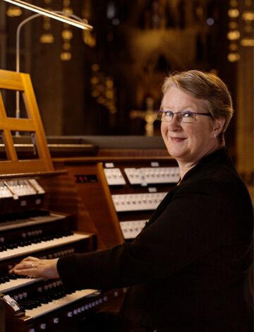 Petra Bjokhaug staende bilde spillepult