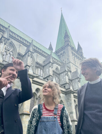 Skeiv under spiret Skeiv under spiret