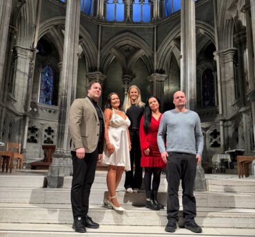 – Å gifte seg samtidig med sønnen og svigerdatteren min, var koselig