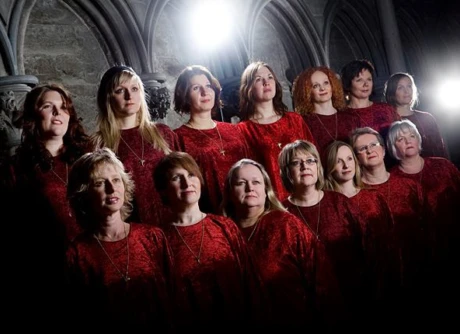 Kvinner synger for fred