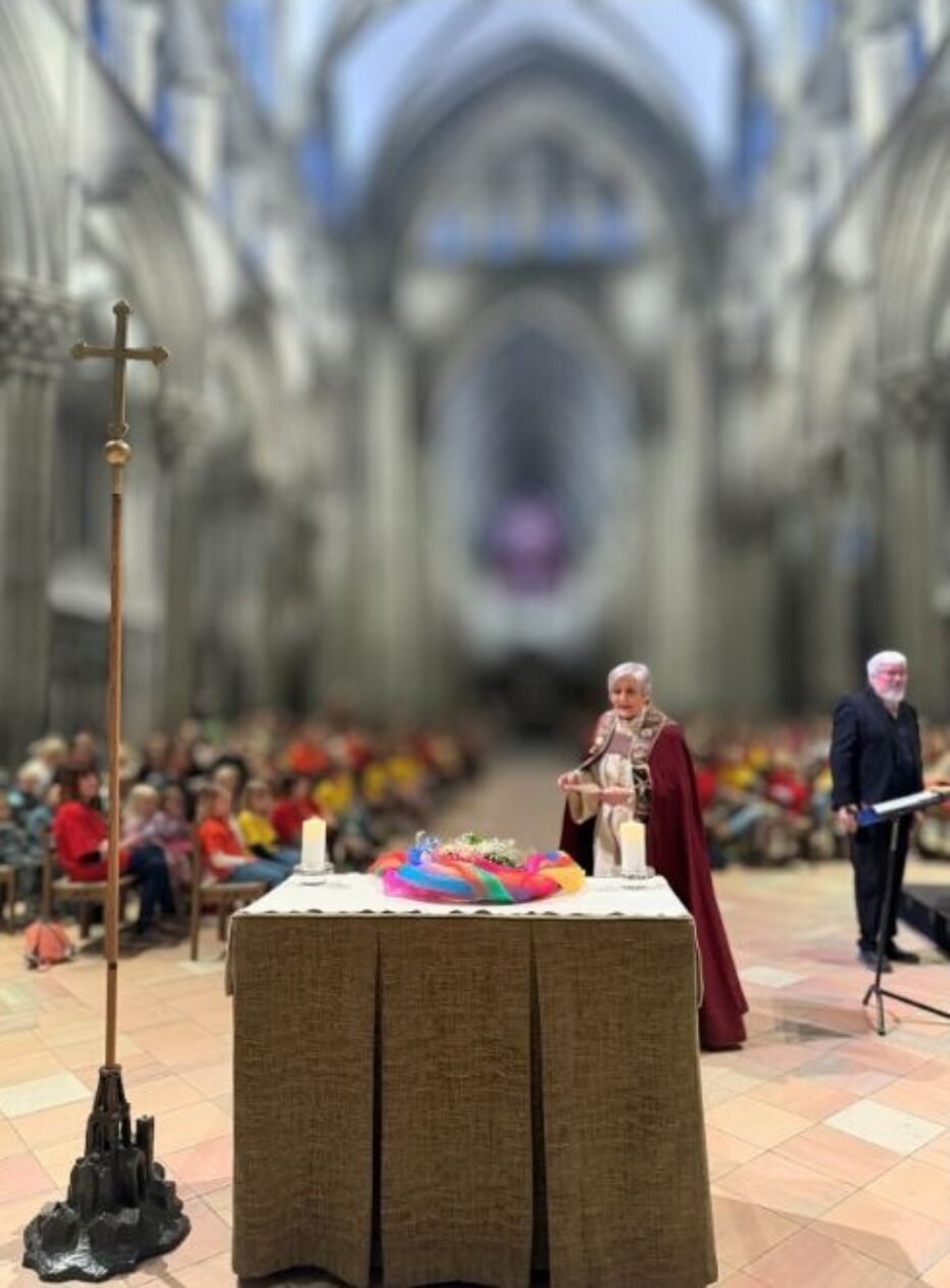 Barnehagegudstjeneste 2026 Herborg Finnset ved alter 2