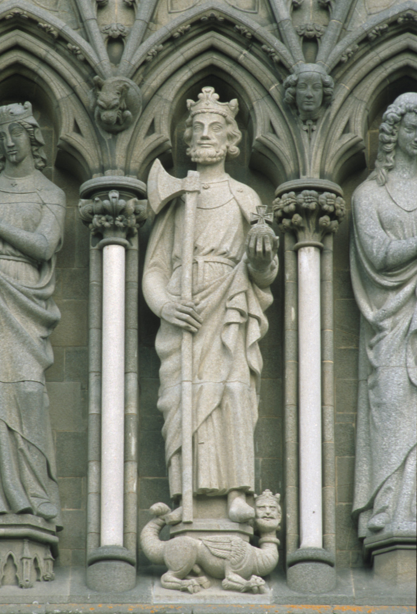Statue av St Olav på vestfronten